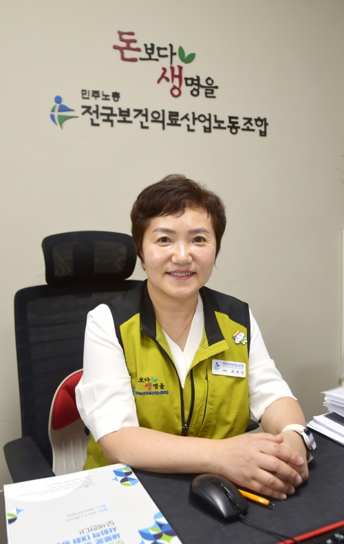 민주노총 전국보건의료산업노동조합 최희선 위원장
‘생명을 지키는 힘’의 가치를 바로 세우는, 보건의료노조
의료공공성과 노동권을 함께 키우는 길을 가는 최희선 위원장